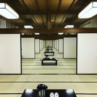 楽屋には鏡のような部屋並び不思議の国の準備が進む