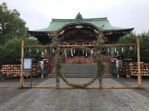 亀戸天神社のお社前で雨が止んだ日