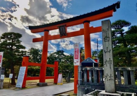 新潟で「さわってみよう能の世界」始まる前に白山神社
