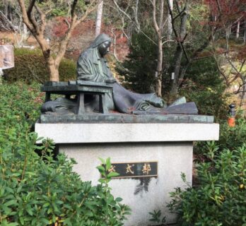 人の批判の背景